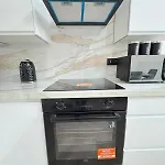 3br Modernised Sleeps 8, Walking Distance To West End, Free Parking דירה