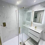 דירה 3br Modernised Sleeps 8, Walking Distance To West End, Free Parking *