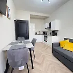 3br Modernised Sleeps 8, Walking Distance To West End, Free Parking גלאזגו