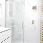 3br Modernised Sleeps 8, Walking Distance To West End, Free Parking דירה