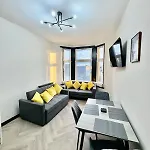 3br Modernised Sleeps 8, Walking Distance To West End, Free Parking דירה