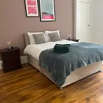 Daire 3br Near Ibrox Subway Sleeps 7 And Parking