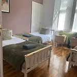 3br Near Ibrox Subway Sleeps 7 And Parking Daire