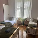 3br Near Ibrox Subway Sleeps 7 And Parking Daire