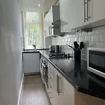 3br Near Ibrox Subway Sleeps 7 And Parking *