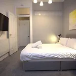 Renovated West End Flat In דירה *