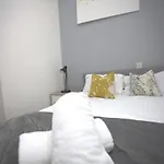 Renovated West End Flat In גלאזגו