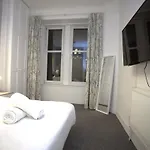 Apartament Renovated West End Flat In *