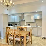 Three Bedroom In Centre *