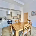 Three Bedroom In Centre Appartement *