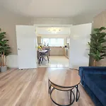 Апартаменты Entire Spacious 3-bed Family Home, Centre, Free Parking, Garden