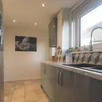 2-bedroom Away From In Glasgows' East End With Free Parking アパート *
