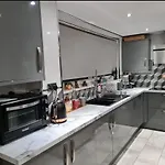 2-bedroom Away From In Glasgows' East End With Free Parking アパート グラスゴー