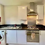 Stylish With Free Parking Near Town Lägenhet *