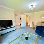 Stylish With Free Parking Near Town Lägenhet *