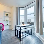 3br Flat Near Maryhill Park And West End With Parking Glasgow