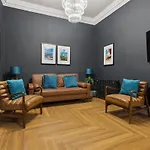 Spacious 5 Bedroom With 3 Bathrooms And Private Parking Glasgow