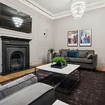 Spacious 5 Bedroom With 3 Bathrooms And Private Parking