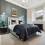 Spacious 5 Bedroom With 3 Bathrooms And Private Parking