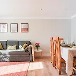 Henderson House - West End 3 Bedroom Family Ferienhaus