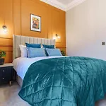 Spacious 5 Bedroom With 3 Bathrooms And Private Parking Casa vacanze *