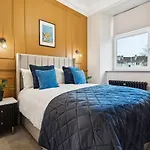 Spacious 5 Bedroom With 3 Bathrooms And Private Parking *