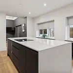 Spacious 5 Bedroom With 3 Bathrooms And Private Parking Glasgow