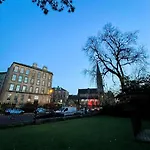 Heart Of West End Apartment, *