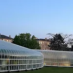 Heart Of West End Apartment,