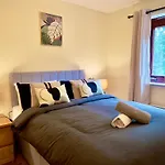 Lägenhet Garden-view 2br - Free Parking & Wifi *