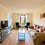 Lägenhet Garden-view 2br - Free Parking & Wifi *