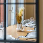 Modern 5 Bedroom Townhouse With Free Parking *