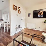 Modern 5 Bedroom Townhouse With Free Parking בית נופש