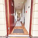 Modern 5 Bedroom Townhouse With Free Parking