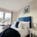 בית נופש Modern 5 Bedroom Townhouse With Free Parking