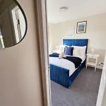 Modern 5 Bedroom Townhouse With Free Parking *