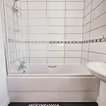 Modern 5 Bedroom Townhouse With Free Parking גלאזגו