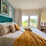 בית נופש Modern 5 Bedroom Townhouse With Free Parking