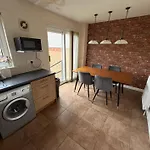 וילה - Entire House - Free Parking , Free Super Fast Wifi , Private Garden & Parking Security *