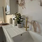 Romantic Brand New Flat, Centre