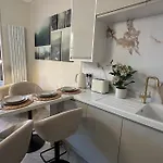 Romantic Brand New Flat, Centre