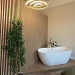 Romantic Brand New Flat, Centre