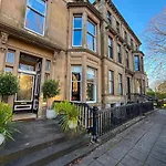 Apartment Spacious Three Storey West End - 3 Bedroom Glasgow