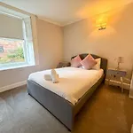 Spacious Three Storey West End - 3 Bedroom Apartment Glasgow