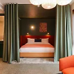 The Social Hub 4*
