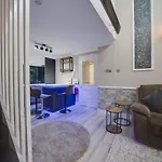 펜션 Luxurious Royal 2br Apartment, Centre