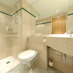 Travelodge Airport Hotell 3*