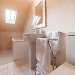 Busby Apartments דירה Busby