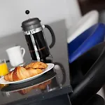 The Spires Serviced דירה