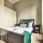 32 Victoria Crescent Road *